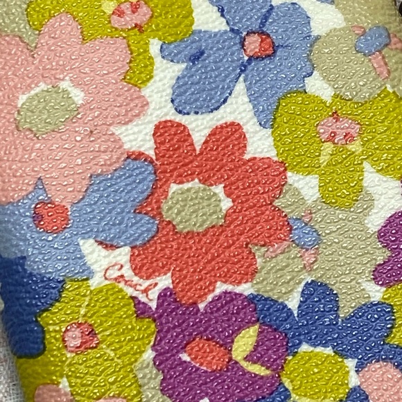 Authentic Coach Peyton Floral Vertical Wristlet - Picture 3 of 12